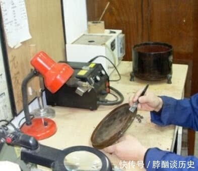 这位文物修复专家使用绝招,用了8个月时间,修好了一座清代宝座