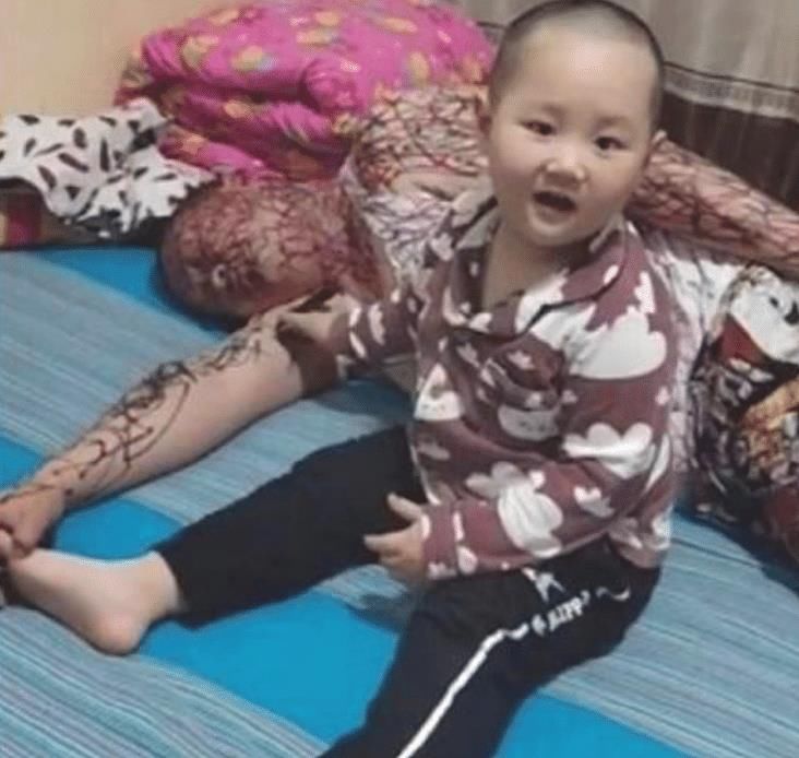 口红|“画家宝宝”趁妈妈睡觉，用口红在她腿上作画，网友：三天没打了