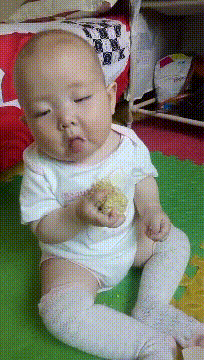 |搞笑GIF:宝宝:这吃的是什么呀,怎么越吃越困呢