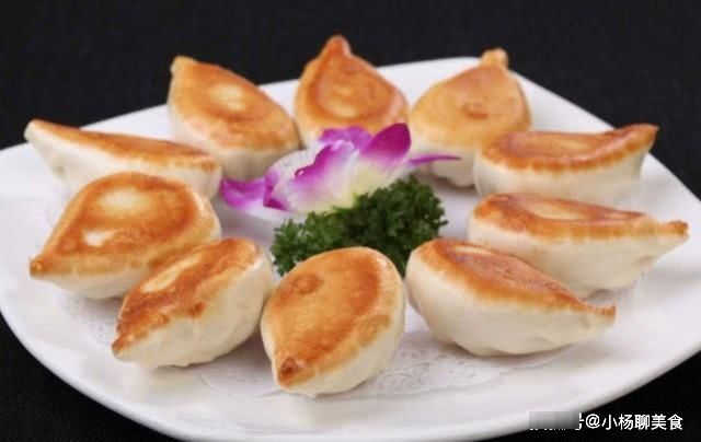 水煎包不用外面买，自己就能做，学会方法自己做出的水煎包更好吃