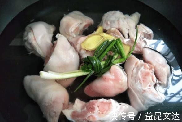 炖猪蹄，厨师长教你“2多3少”，保证软烂鲜香不油腻，一点也不腥