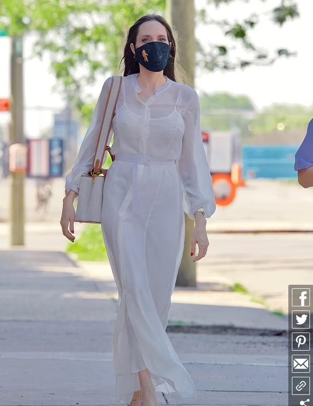 前夫|安吉丽娜朱莉穿白色透明裙装, 仙女气质不俗, 孤身前去见前夫