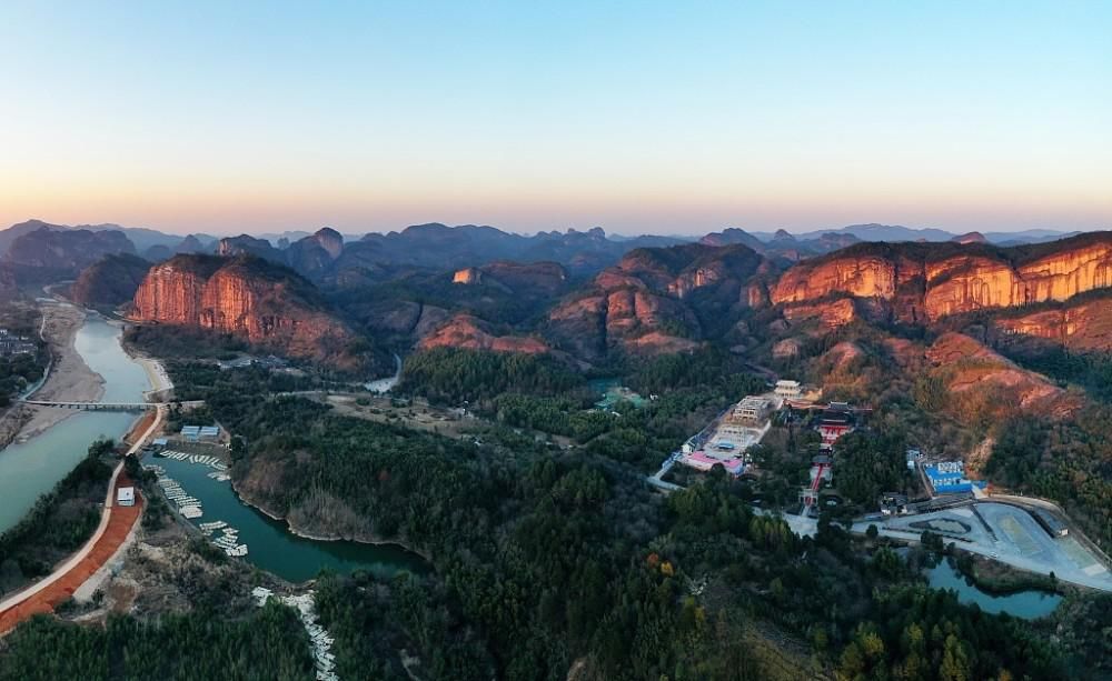 江西龙虎山：航拍日出时分龙虎山景区，与朝阳相互辉映