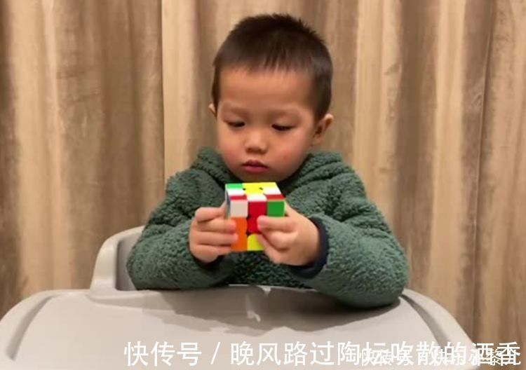 世界纪录|2岁萌娃玩转魔方,拿到2项世界纪录,会玩魔方的孩子更聪明吗?