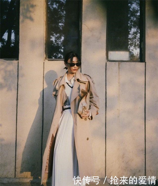 搭配|秋冬穿大衣怕冷今年流行这样来“叠穿”,时髦保暖,很适合过冬