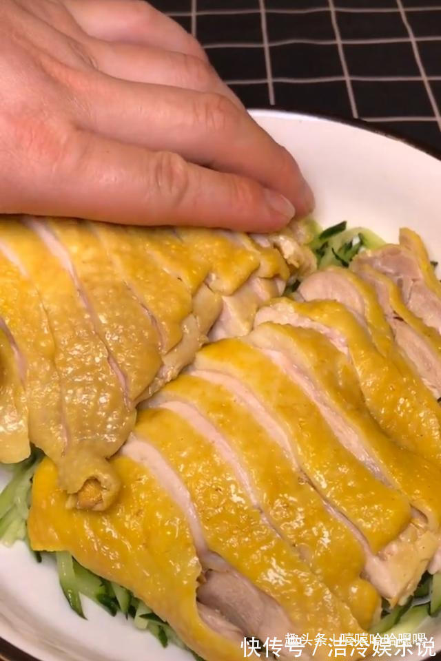 凉拌鸡腿，咸鲜微辣，吃着开胃又下饭，鲜嫩又多汁哟！