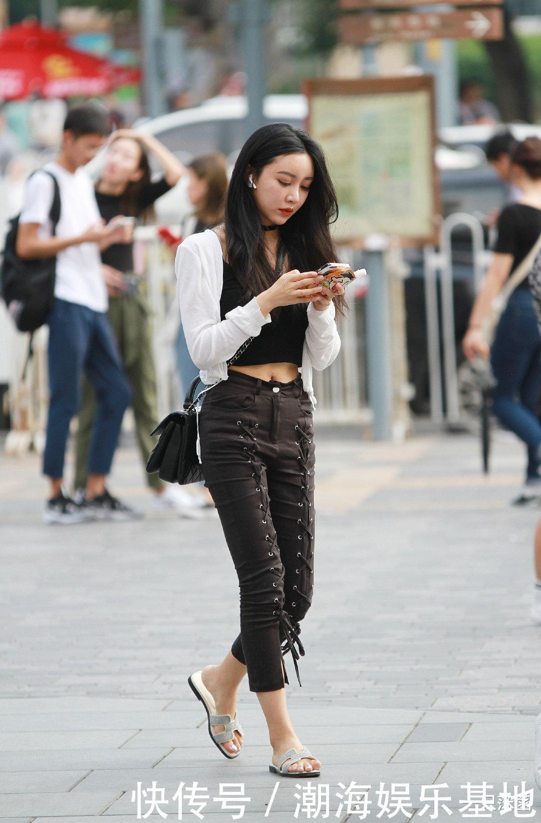 妹子嫌裙子不够精致,就“串上”一根鞋带,还能走得动吗