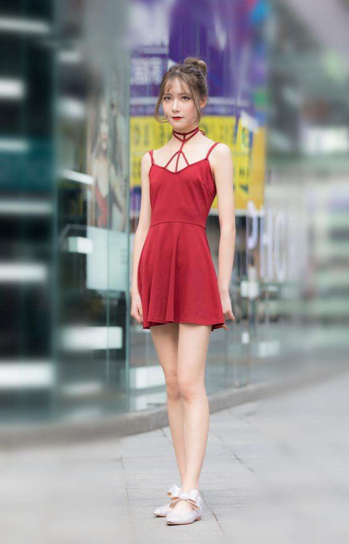 街拍：小姐姐身材好颜值高，黑白拼色的裤子简洁不失气质