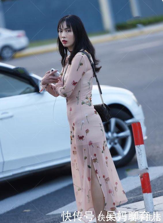 高跟鞋 小白鞋搭配修身碎花裙,优雅时尚,满满的青春少女感