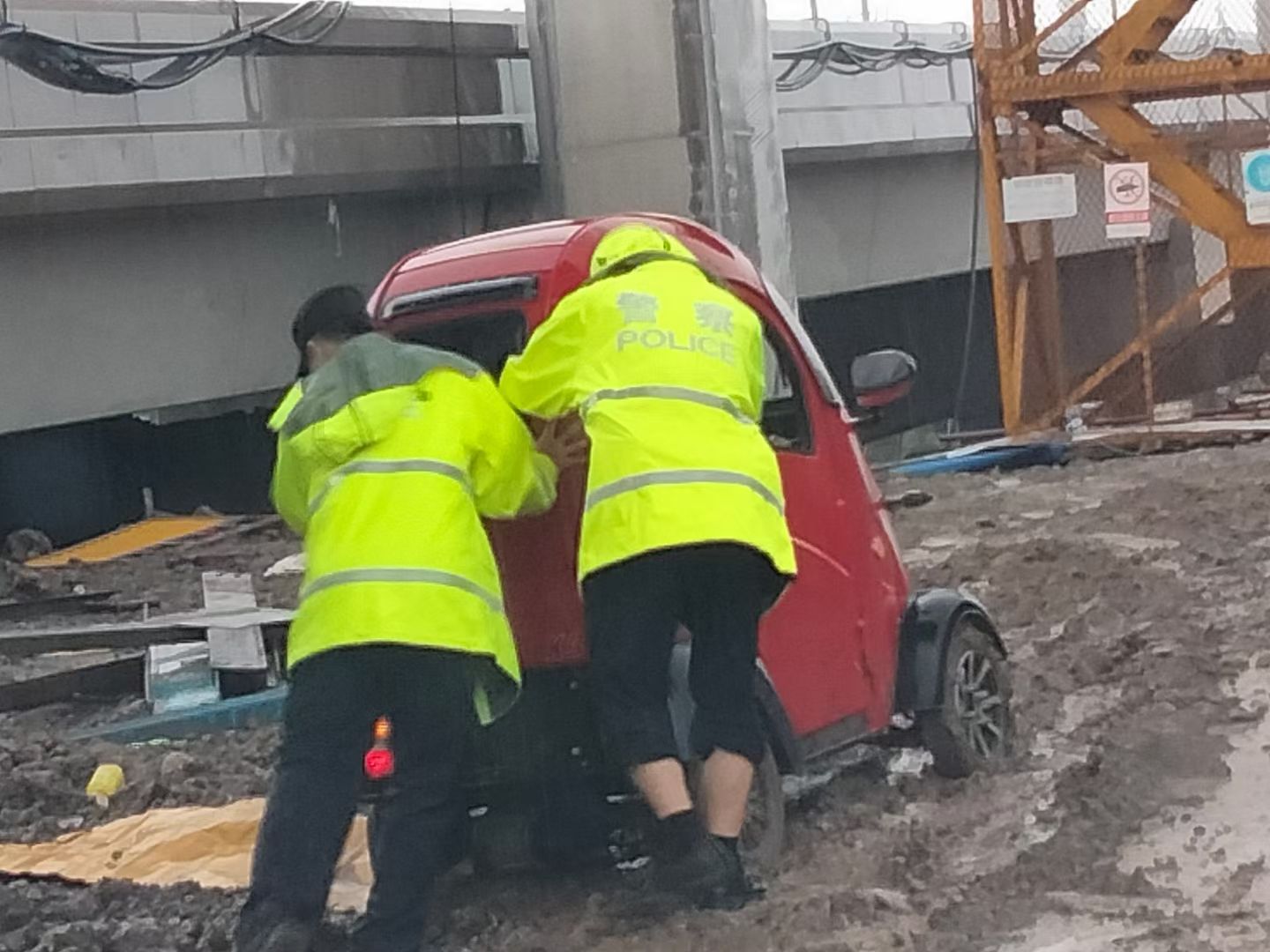 老年代步车深陷淤泥，他们冒雨合力将其救出|全力以赴 迎战“烟花” | 合力