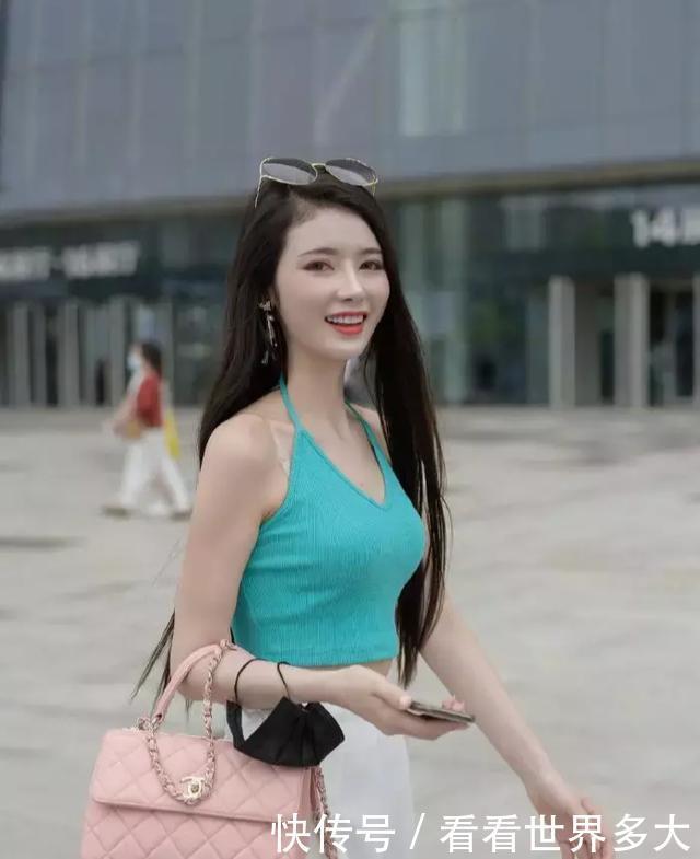 清凉小背心配阔腿裤,简约大方,时尚迷人