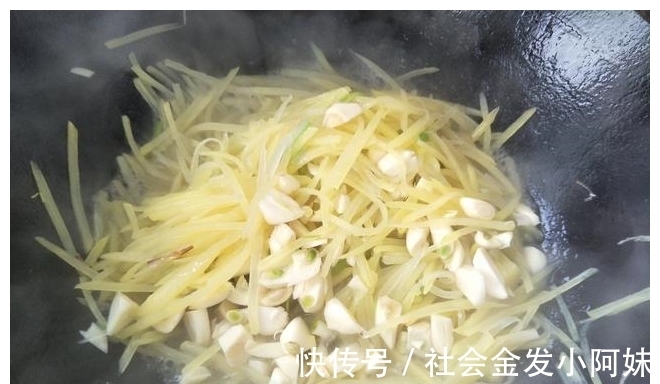 一个勺子|炒土豆丝时,放醋方法有讲究,教你1招,土豆丝酸香不呛口