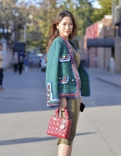 富贵 微胖小姐姐,皮裙搭配针织外套,尽显富贵气质