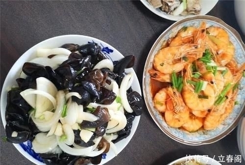 陪男友坐十小时火车回家,准婆婆半夜下厨,一桌菜让我宾至如归