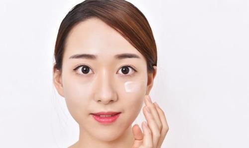 内科医生：热牛奶中加1勺，持续半月，皮肤白嫩有光泽，人也漂亮