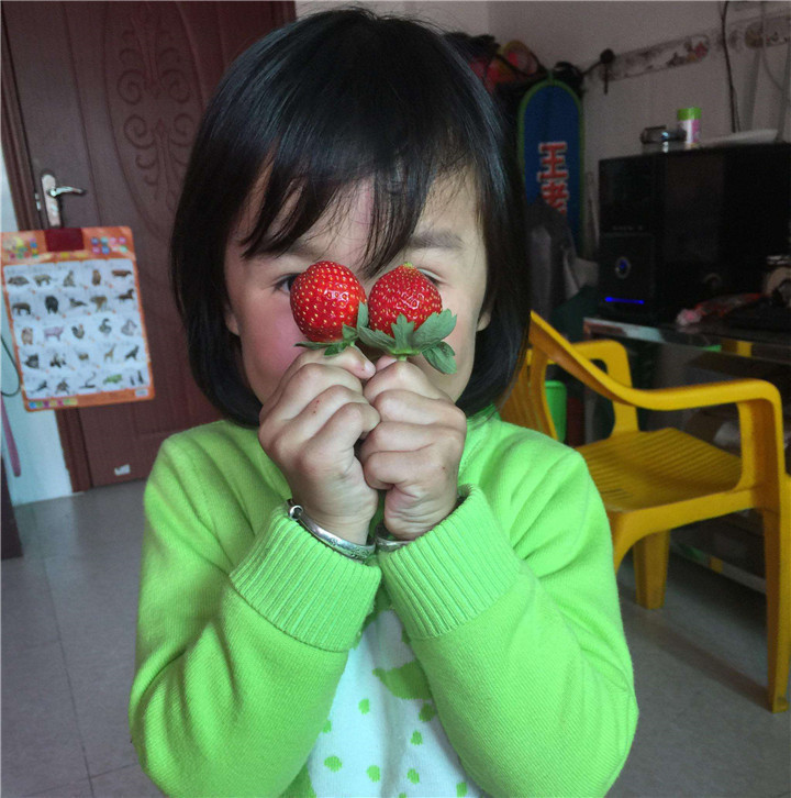 孩子|5岁孙女阻止奶奶买草莓,得知原因后,老人回家后怒斥儿子