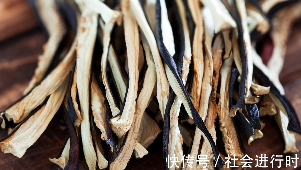 冬天|5种蔬菜晒干后，比新鲜的还香，趁着天热晒起来，留着冬天炖肉吃