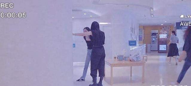 前卫 李嫣真着急长大,穿350鞋打扮似大人,扎韩系发型太有艺术家气质