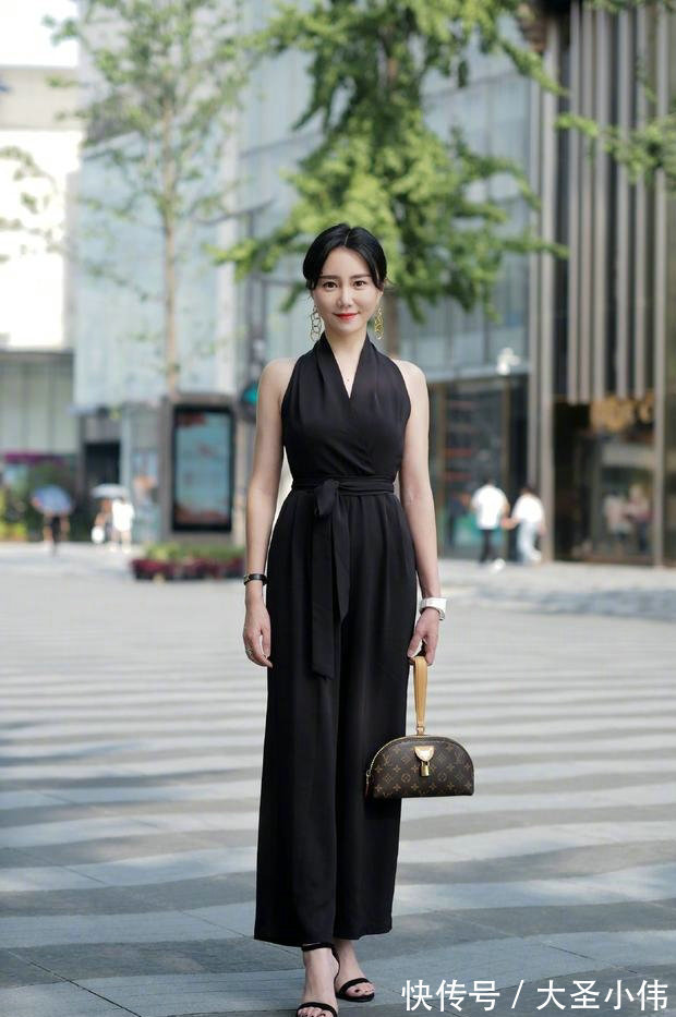 高跟鞋|美女街拍:白色的短袖搭配一款灰色的休闲长裤,视觉上很清新雅致