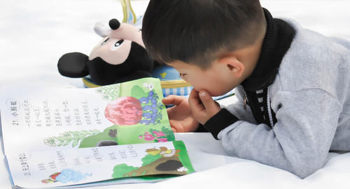 一岁萌娃被奶奶打扮成“老太太”，纸尿裤外穿裹头巾，土味又暖心