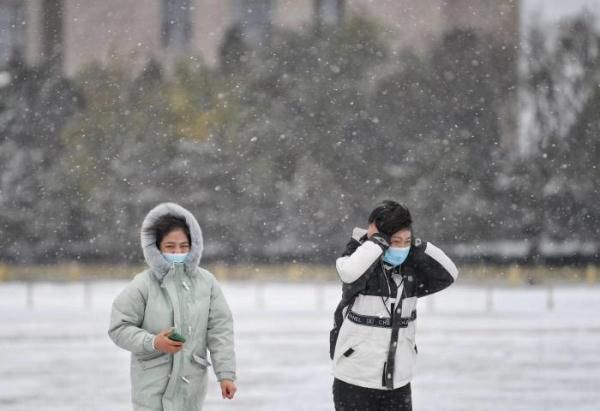 游玩|北京大雪降温 游客在天安门广场游玩