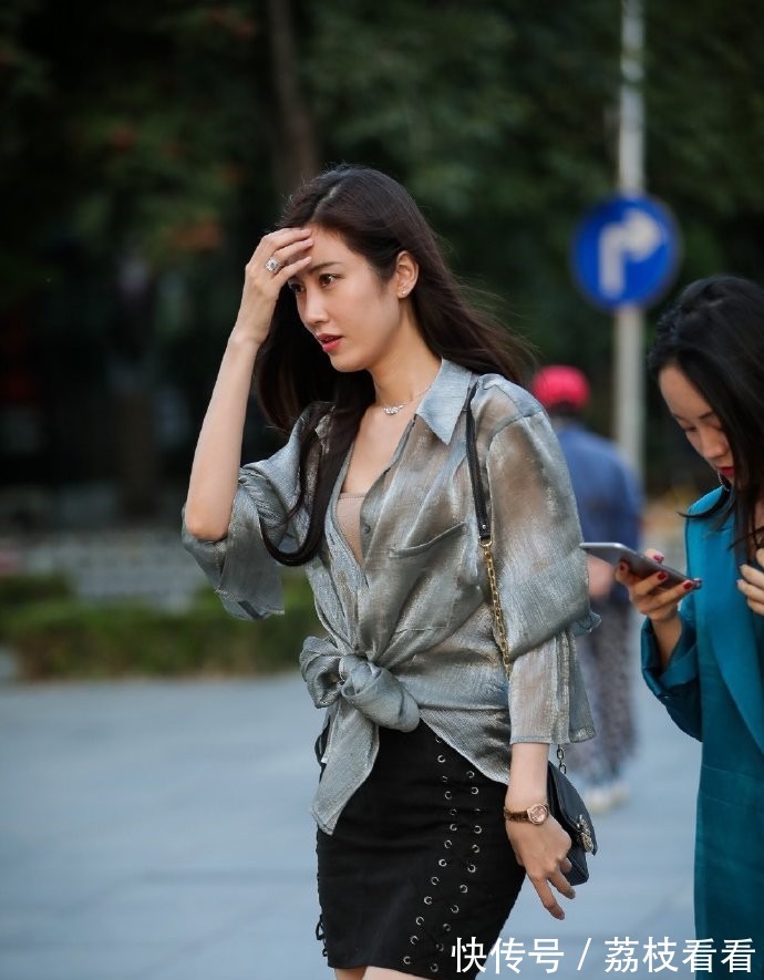 透明|这半透明衬衫像是“捡的”,穿着大了“好几圈”,只好先“打个结”!