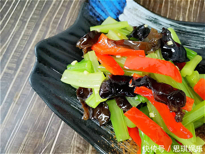 秋天，芹菜别再炒着吃了！试试新做法，清淡爽口解油腻，做法简单