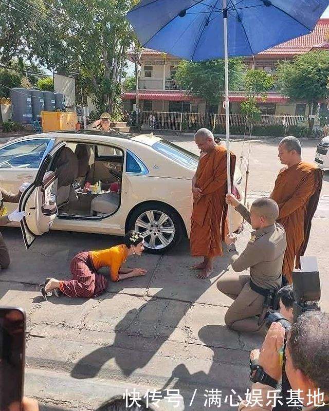 诗妮娜一下车立马跪趴在水泥地不疼吗?比苏提达更卑微,曲线绝了