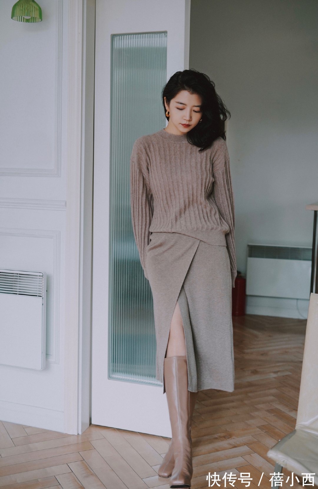 优雅 秋季还是穿“毛衣”最百搭,学会这4种搭配就够了,优雅到骨子里