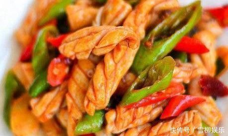 爆炒鱿鱼时,直接下锅炒就错了,牢记小技巧,鱿鱼鲜嫩滑还不腥