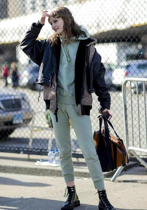 靴子+运动裤=2021最潮穿法，不管年龄多大，配这3种外套穿