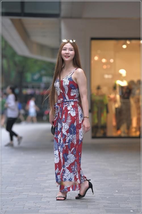 街拍美女:花纹收腰吊带裙,款式新颖,配色丰富