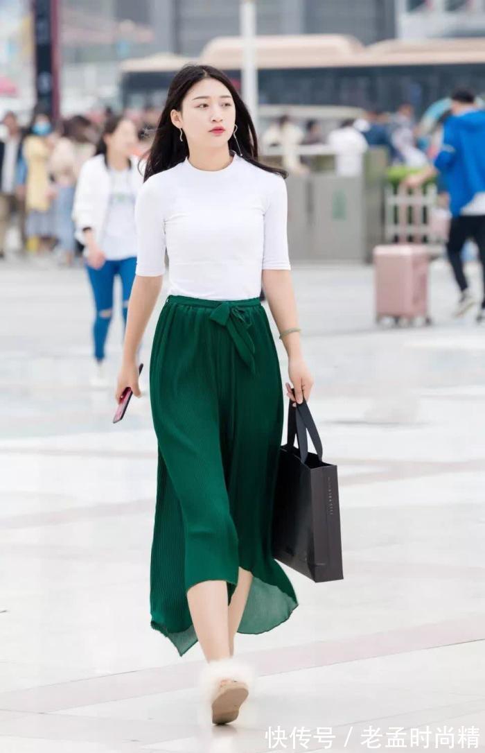 秋衣|街拍:白色紧身秋衣搭蓝色宽裤的气质女孩,笑容仿佛一朵鲜花灿烂