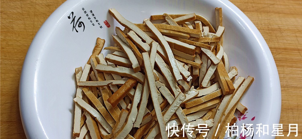 下饭|韭菜和豆干是一对,简单下锅一炒,鲜美开胃更下饭一盘不过5块钱!