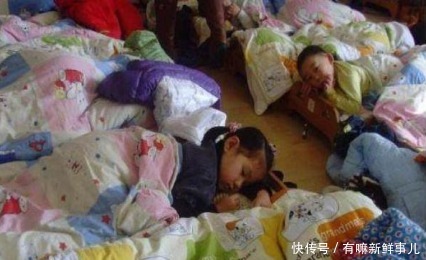 很乖|幼儿园老师夸女儿睡午觉很乖，妈妈看到被子却哭了，女儿不敢动