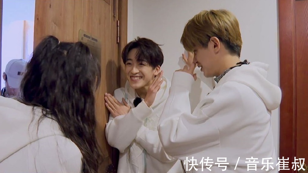 本名|徐一宁人尽皆知杨超越情急之下喊出何洛洛本名,黄明昊装傻助阵