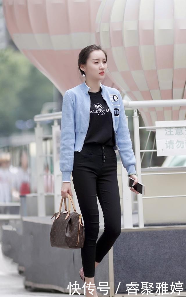 简约|时尚穿搭:蓝色短裤外套,搭配紧身裤+平底鞋,简约大方又时髦