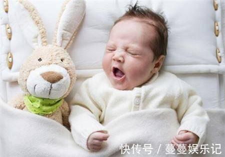 被子|新生儿睡觉时有这三个表现，说明睡觉不安稳，可能会影响宝宝发育