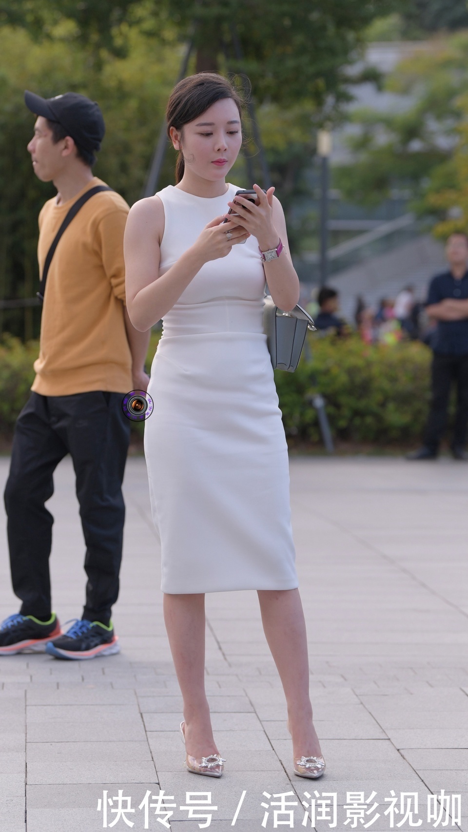 干净素雅的白色长裙,三十岁的姐姐穿上,减龄时尚又有气质