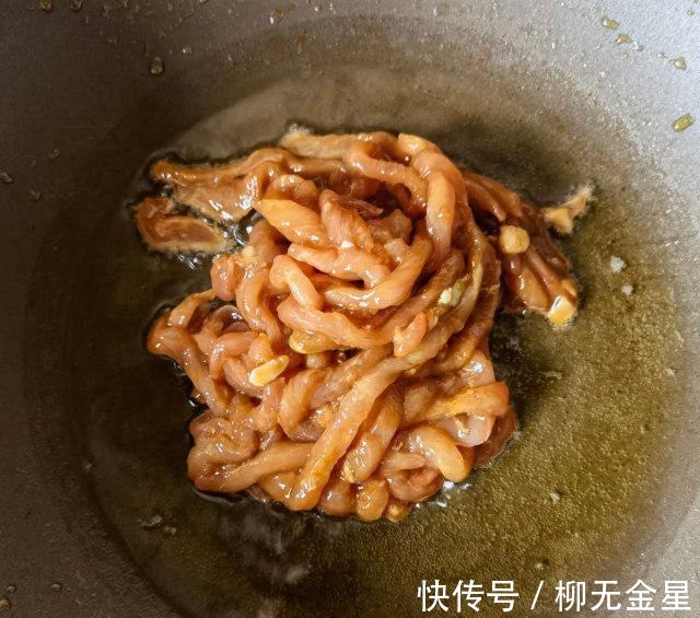 芹菜|芹菜肉丝蒸卤面，肉丝香嫩，芹菜色泽漂亮！