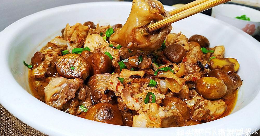 香气扑鼻|用板栗和鸡肉这种做法很简单,上锅一蒸,香气扑鼻,一大盘不够