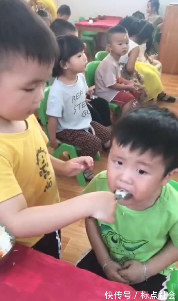 待遇|幼儿园开学舅舅和外甥同班,看到舅舅的待遇,网友:你舅就是你舅