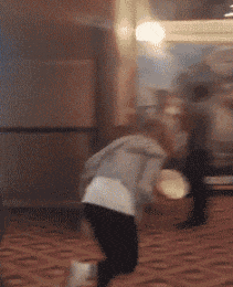 |搞笑GIF:不好意思打扰一下,请问你们是要组团去搞笑吗?