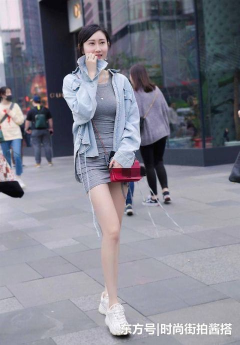 时尚穿搭吊带紧身裙搭配牛仔外套，简约又大方，尽显“校花”气息