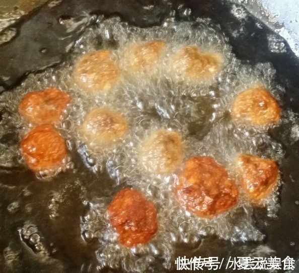 炸丸子，加淀粉是大错！外婆教我加点它，金黄酥脆，鲜嫩不油腻！