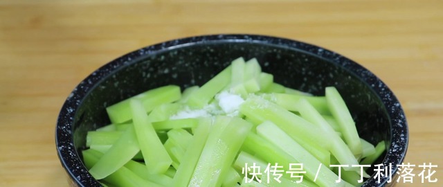凉拌莴笋条|这才是莴笋最好吃的做法，不炒不煮，营养不流失，比吃肉还香！