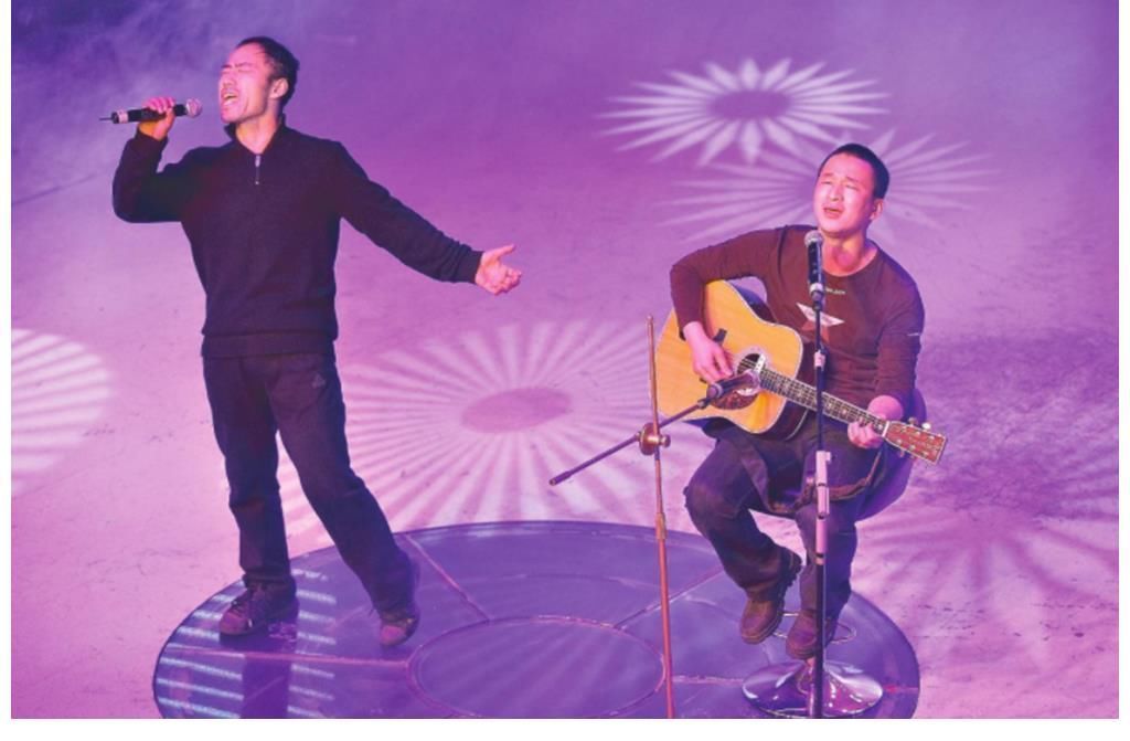 草根歌手旭日陽剛：一個重新翻紅，年收入百萬，一個回農(nóng)村種地