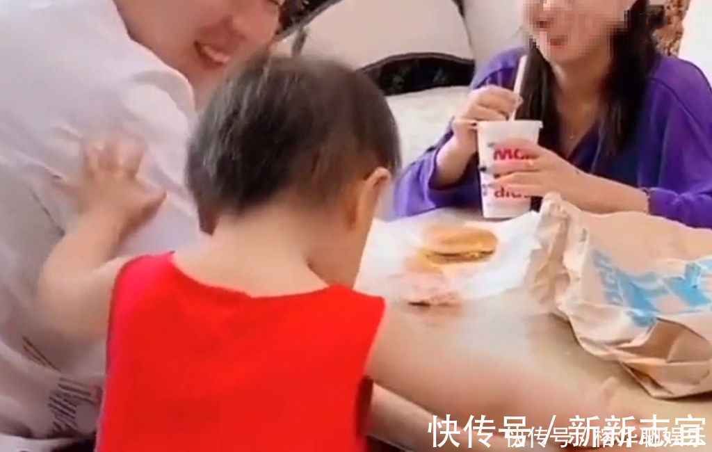 孩子|爸爸只喂妈妈东西吃,闺女的眼神透着杀气,小棉袄生起气来可爱