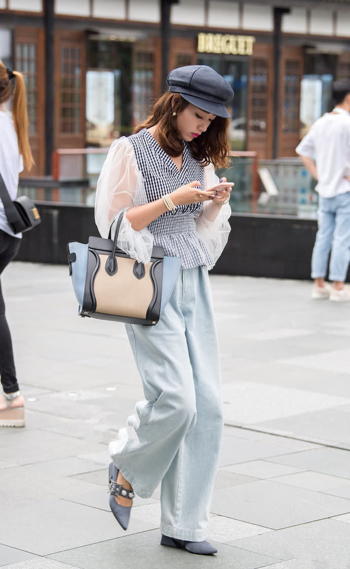 街拍:小美女休闲风的搭配舒适又拉风,展现出一种清新自然的美