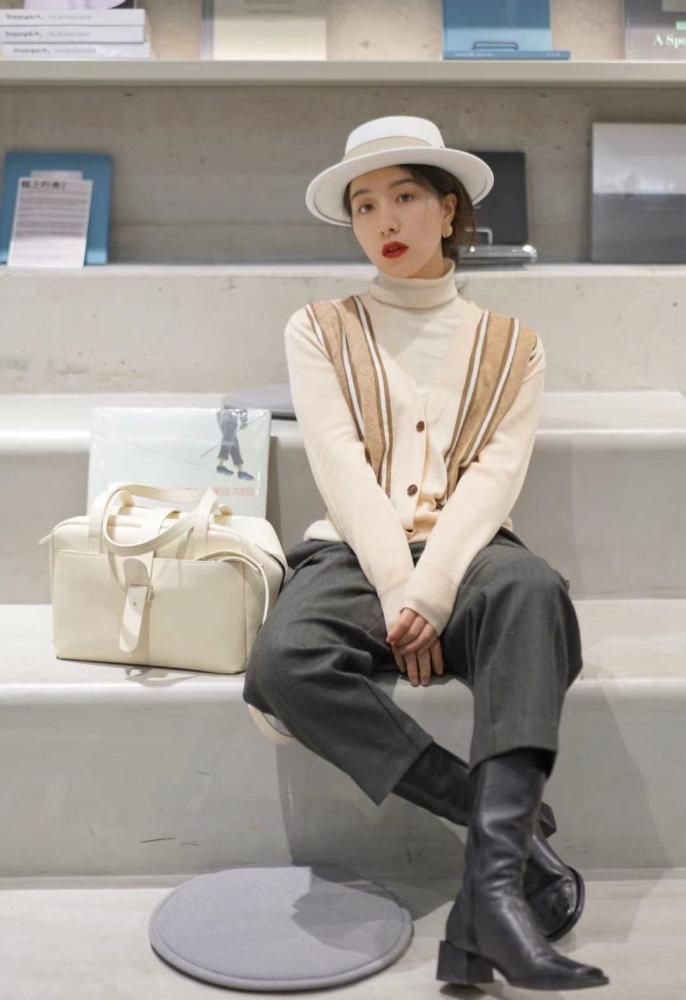 冬天想要有风度还要有温度，不要单一选面包服了，选叠穿也不错